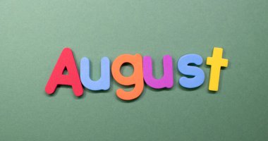 Renkli süngerle yazılmış 