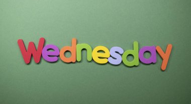 Renkli süngerle yazılmış kelime çarşambası