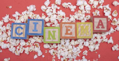 Sözcük sineması tahta bloklar ve patlamış mısırla yazıldı