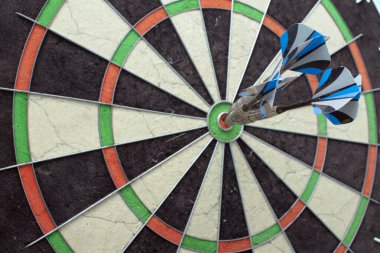 Hedef merkezde üç ok var.