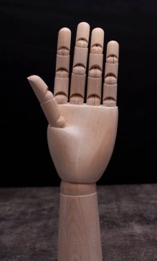 Koyu arkaplanda tahta manken eli var.