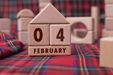 4 Şubat tahta bloklarla yazılmış