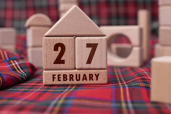 27 Şubat tahta bloklarla yazılmış