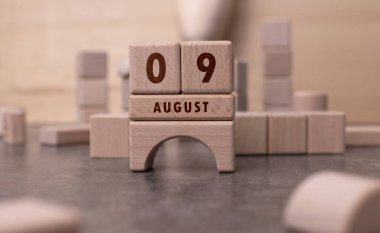 9 Ağustos tahta bloklarla yazılmış