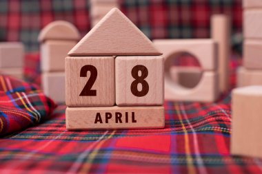 28 Nisan tahta bloklarla yazılmış