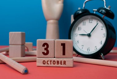 31 Ekim Tahta bloklarla yazılmış