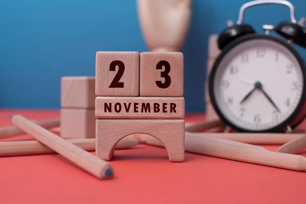 23 Kasım Tahta bloklarla yazılmış