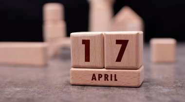 17 Nisan tahta bloklarla yazılmış