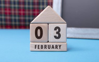 3 Şubat tahta bloklarla yazılmış