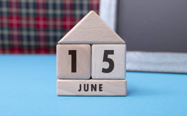 15 Haziran tahta bloklarla yazılmış