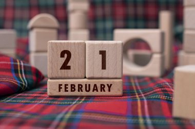 21 Şubat Tahta bloklarla yazılmış