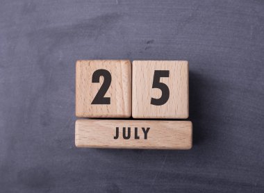 25 Temmuz Tahta bloklarla yazılmış