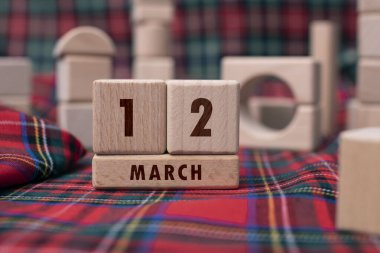 12 Mart Tahta bloklarla yazılmış