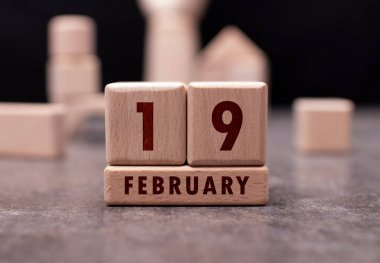 19 Şubat tahta bloklarla yazılmış