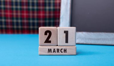 21 Mart Tahta bloklarla yazılmış