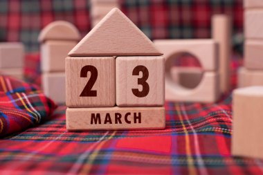 23 Mart Tahta bloklarla yazılmış