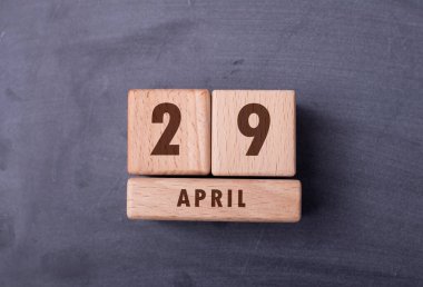 29 Nisan tahta bloklarla yazılmış