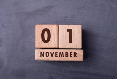 1 Kasım tahta bloklarla yazılmış