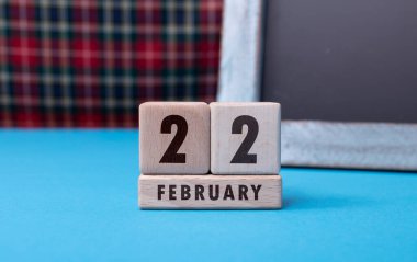 22 Şubat tahta bloklarla yazılmış