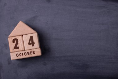 24 Ekim tahta bloklarla yazılmış