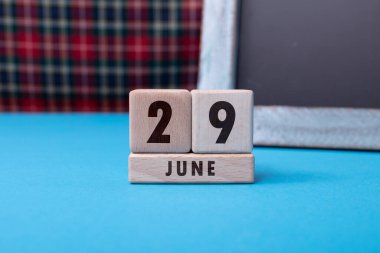 29 Haziran tahta bloklarla yazılmış