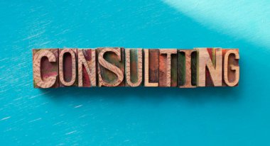 Tahta bloklarla yazılmış danışmanlık kelimesi