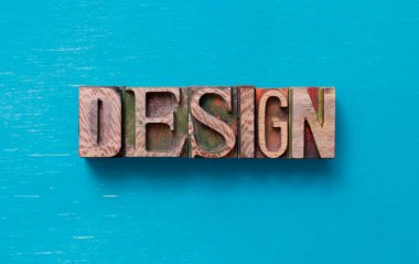 Tahta yazı bloklarıyla yazılmış tasarım kelimesi