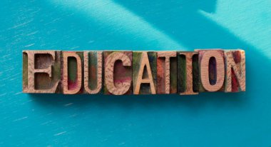 Tahta bloklarla yazılmış eğitim kelimesi