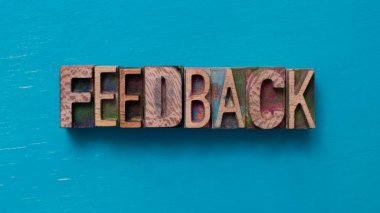 Tahta bloklar ile yazılmış geri bildirim sözcüğü