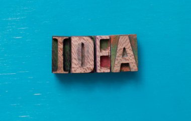 Tahta yazı tipi bloklarıyla yazılmış bir fikir kelimesi