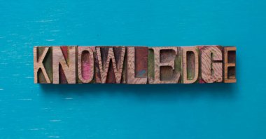 Tahta bloklarla yazılmış bilgili sözcük