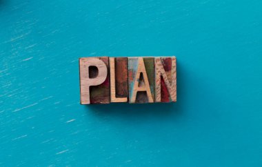 Tahta yazı bloklarıyla yazılmış bir sözcük planla