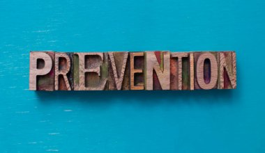 Tahta bloklar ile yazılmış önleme kelimesi