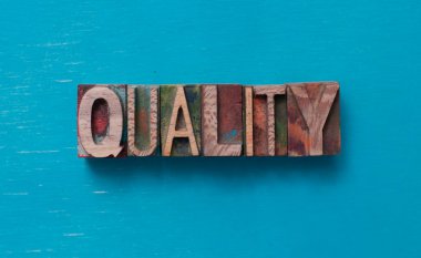 Ahşap yazı bloklarıyla yazılmış kaliteli sözcük