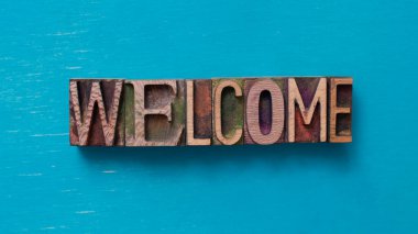 Tahta yazı bloklarıyla yazılmış karşılama kelimesi