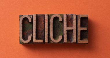 Klişe kelime ahşap bloklar ile yazılmış, karşı