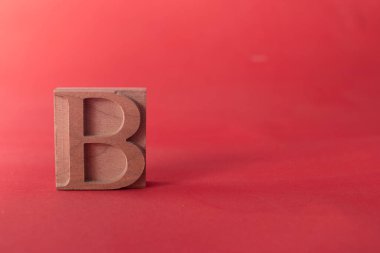 Kırmızı arkaplanda B harfi.