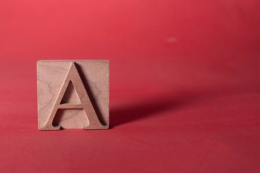 Kırmızı arkaplanda A harfi.