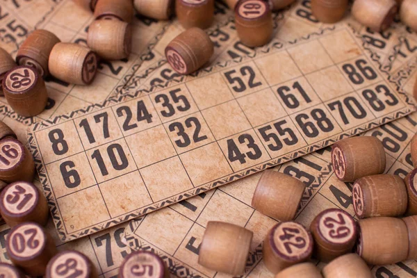 Eski tahta piyango fıçıları ve iskambil kağıtları. Masa Oyunu Bingosu