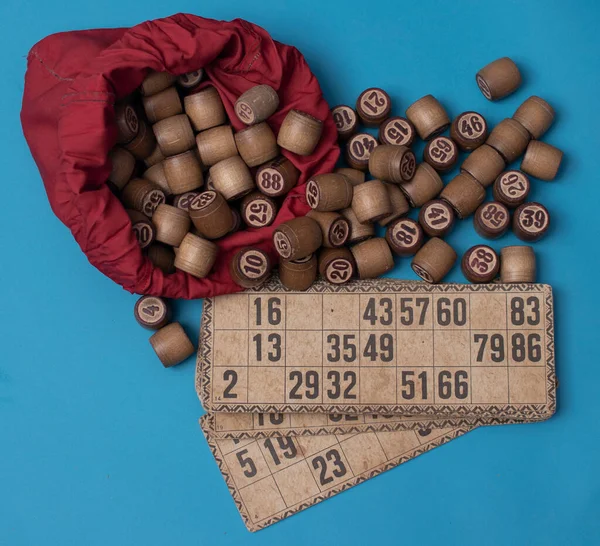 Old Wooden Lotto Barel Dengan Bermain Kartu Permainan Meja Bingo — Stok Foto