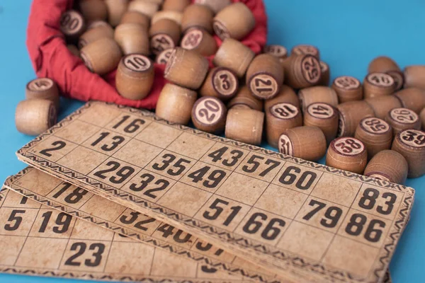 Old Wooden Lotto Barel Dengan Bermain Kartu Permainan Meja Bingo — Stok Foto
