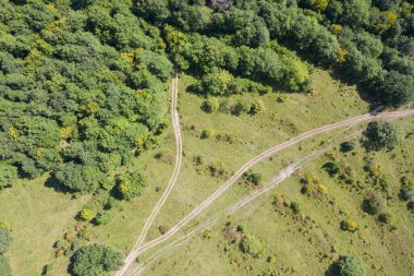 Ormana giden yolun havadan görünüşü