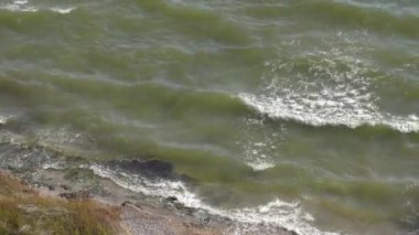 Dalgalar sahile yukarıdan görünüm rulo.