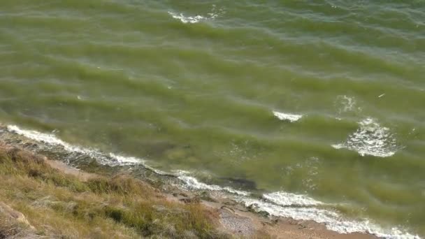 Ρολό κύματα στην ακτή, μια θέα από ψηλά. — Αρχείο Βίντεο