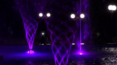 Turistler için cazibe: çeşmeler dans.