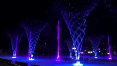 Turistler için cazibe: çeşmeler dans.