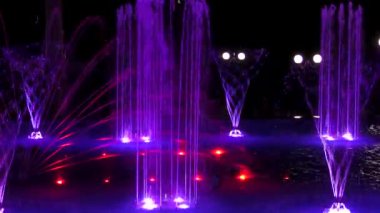 Turistler için cazibe: çeşmeler dans.