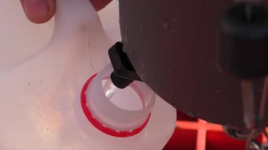 Deniz araştırma: Bir bilim adamı bir bathometer sudan bir örnek alır..