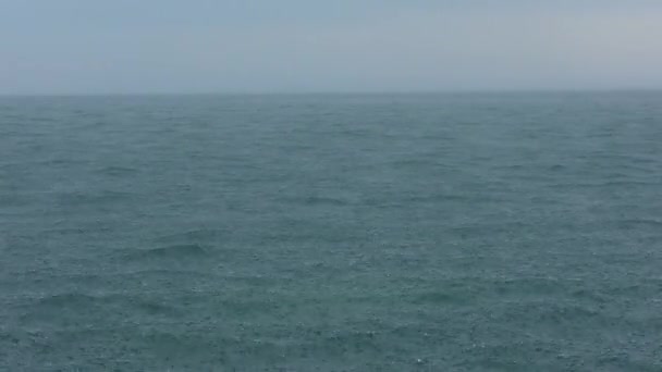 Grandes pluies à la surface de la mer . — Video