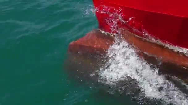 Surf de agua en el tallo de un buque en movimiento . — Vídeos de Stock